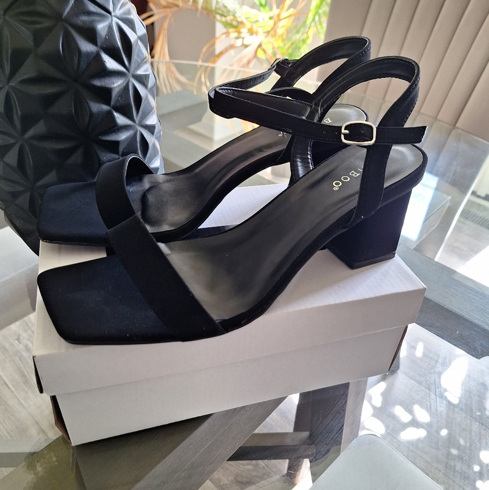 NEW- Bamboo brand! Suede-like material, pretty Black block heel sandals! Sz 11